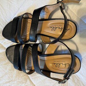 Abella True Comfort Black Strappy Kitty Heel - 9M - New